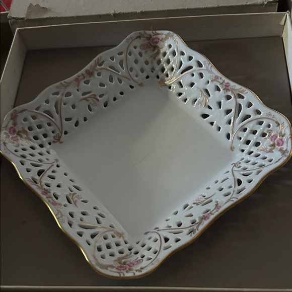 Oscar de la Renta White and Gold Square Porcelain China plate - Picture 3 of 3